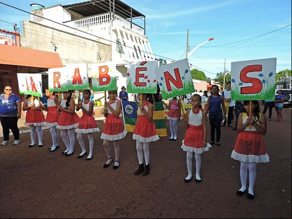 História contada e vivida foram retratadas pelas escolas no tradicional desfile cívico. Foto: Nayara Maciel